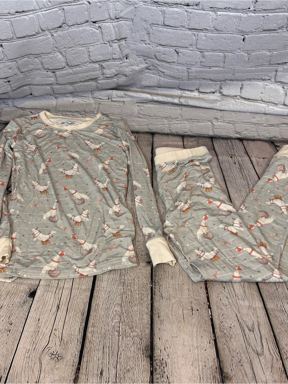 Little One Shop Seal Pattern Bamboo 2 Piece Pajama Set - Picture 5 of 5